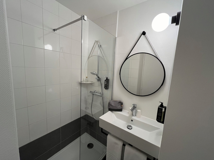Bathroom, ibis Alençon, Orne
