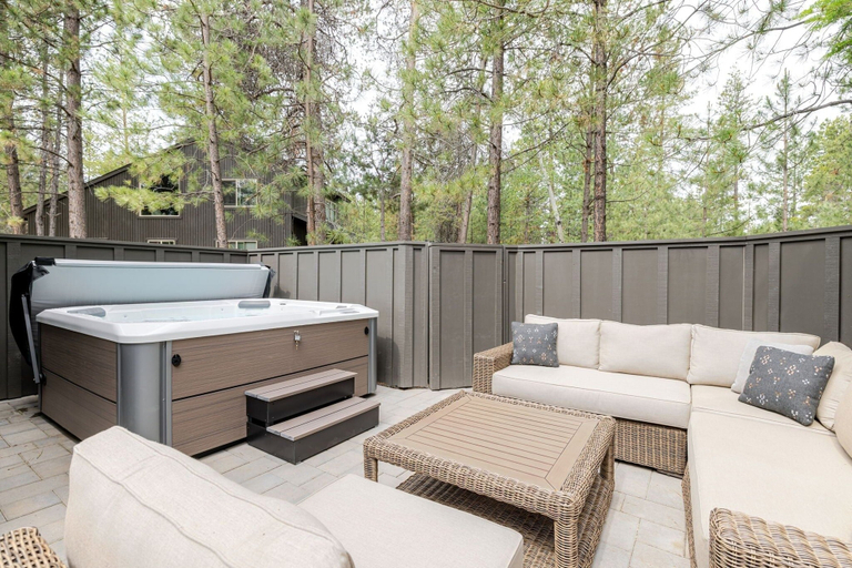 Outdoor spa tub 5, 14 Lark Lane 4 Bedroom Home, Deschutes