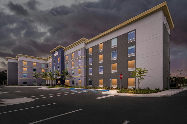 Exterior view 5, HomeTowne Studios by Red Roof Fort Myers, Lee