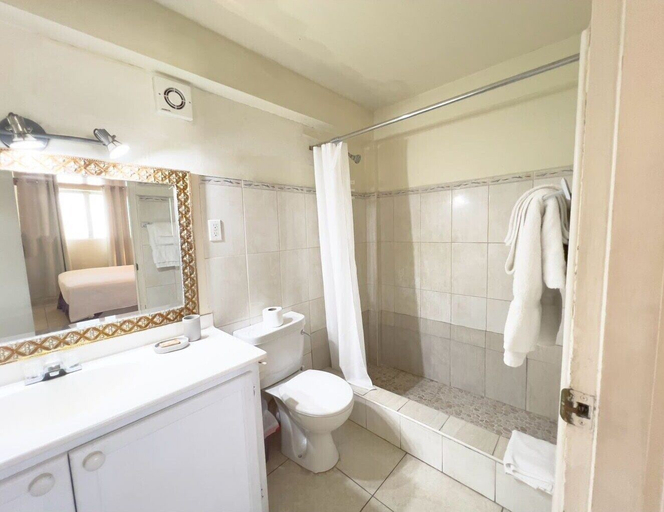 Bathroom 4, Melrose Beach Apartments