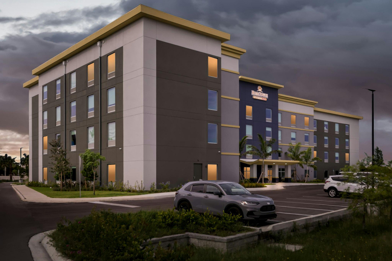 Exterior view 2, HomeTowne Studios by Red Roof Fort Myers, Lee