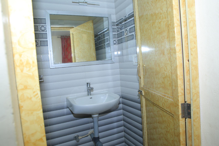 Bathroom 2, Hotel Padma, Karur