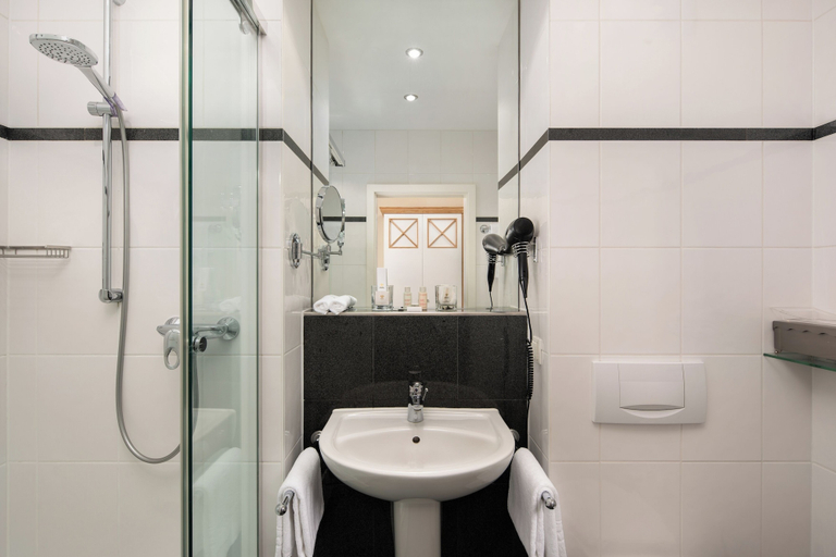 Bathroom 5, Burg & Gästehaus by Schwarzenstein, Rheingau-Taunus-Kreis