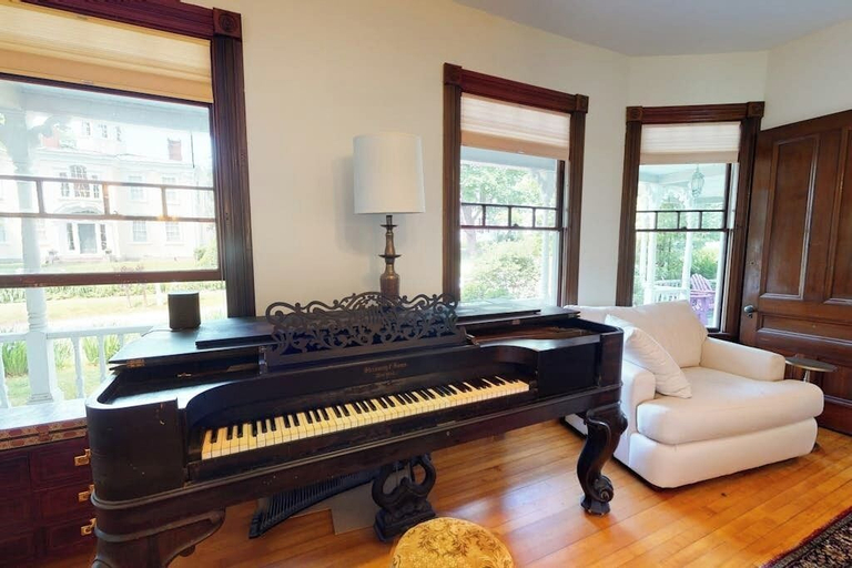 Interior 5, Beautiful Home With Ping-pong, Fast Wifi & W/D - Walk to Dining, Lincoln