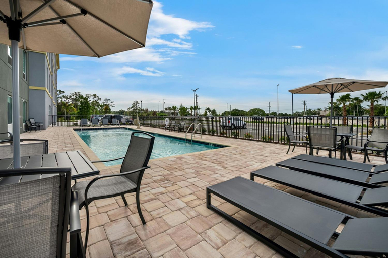 Swimming pool, HomeTowne Studios by Red Roof Fort Myers, Lee