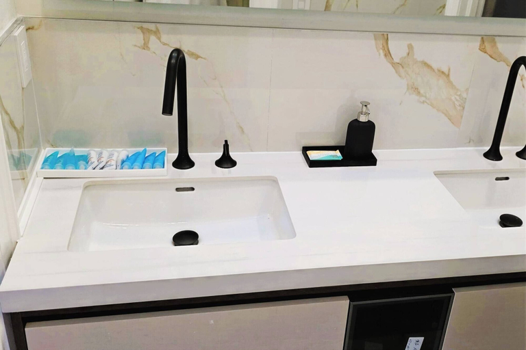 Bathroom 3, Luxury 4 Bedroom Home Near Downtown With Free Parking, Toronto