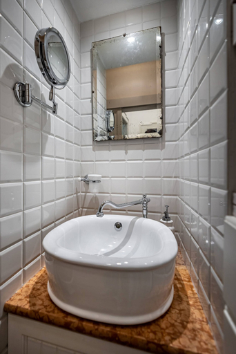 Bathroom 2, Bolognese 11, Florence