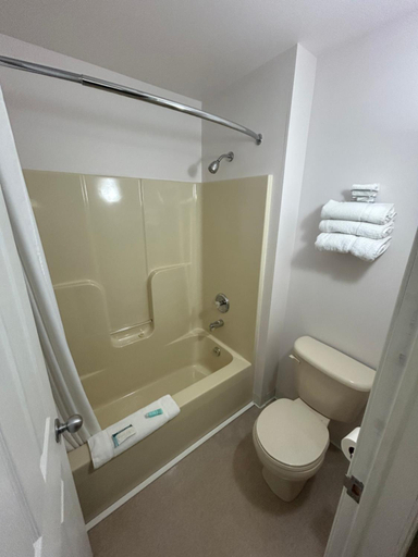 Bathroom 2, Centennial Motel, Bruce