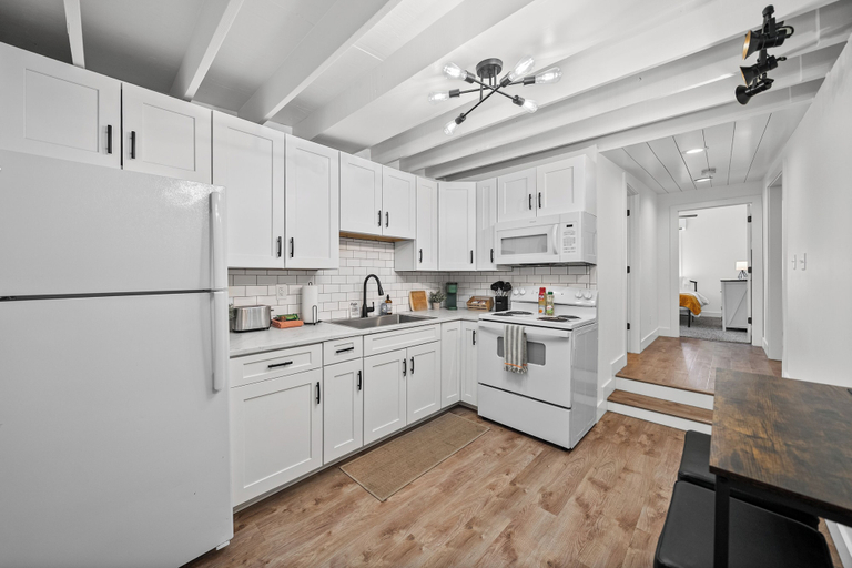 Private kitchen 5, Beautiful 2bd/1ba Above Craft Coffee Shop, Downtown, by Apsu, Montgomery