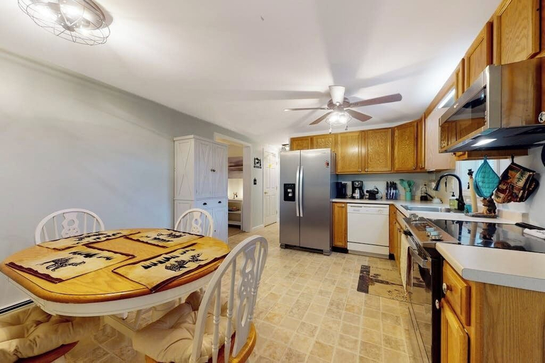 Private kitchen 5, Serene Home With a Deck, Grill, Firepit, Board Games, Washer/dryer, & mtn Views, Hancock