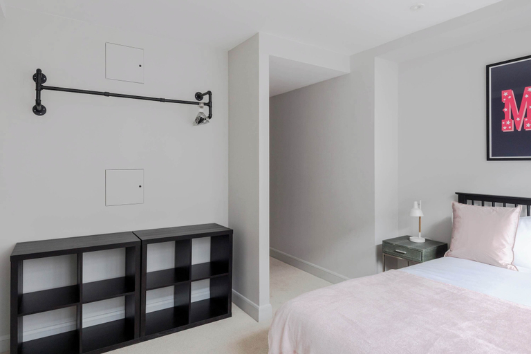 Room 3, The Eyre Suite Five - Farringdon - by Frankie, London