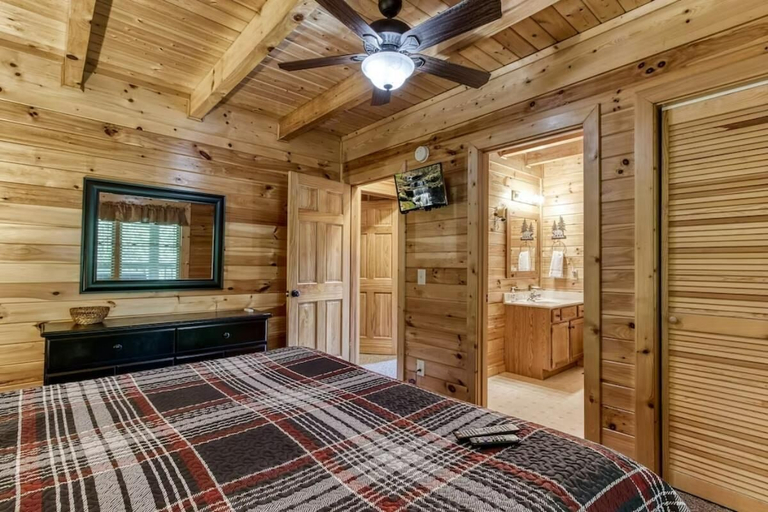 Room 4, Smoky Mountain Hideout, Sevier