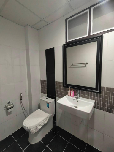 Bathroom 2, The Rich Room Accommodation Nakhon Ratchasima Near Central, Muang Nakhon Ratchasima