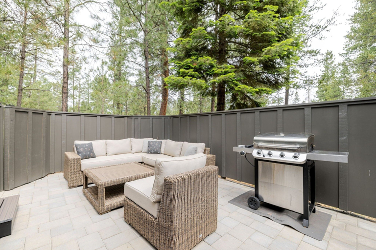 Property grounds, 14 Lark Lane 4 Bedroom Home, Deschutes