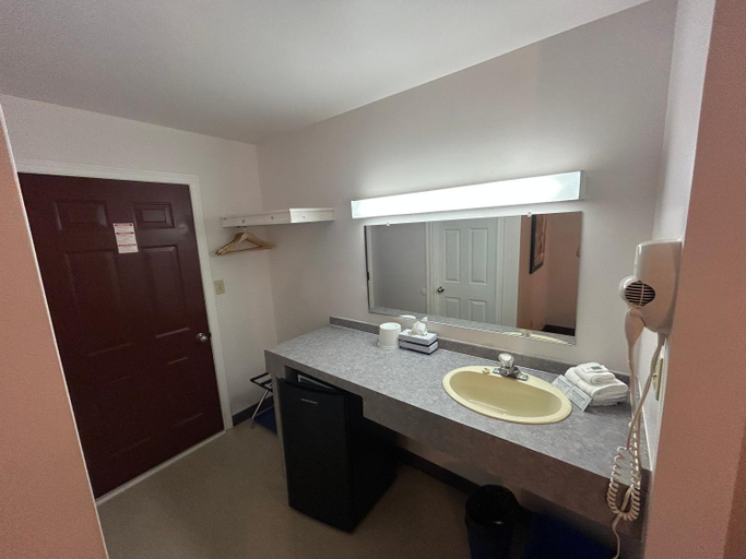 Bathroom 5, Centennial Motel, Bruce
