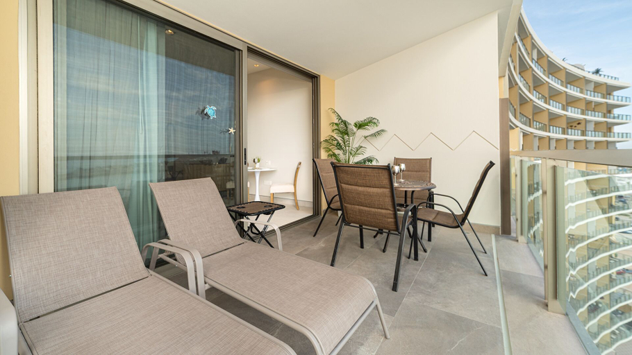 Outdoor dining 4, Oceanfront Destination for Luxury and Beauty, Puerto Peñasco
