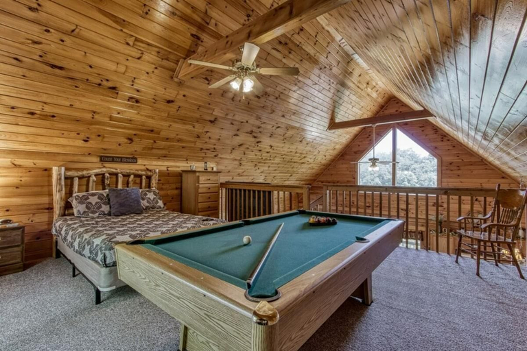 Room 2, Smoky Mountain Hideout, Sevier