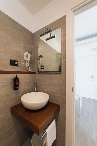 Bathroom 5, Hotel Continental, Ancona