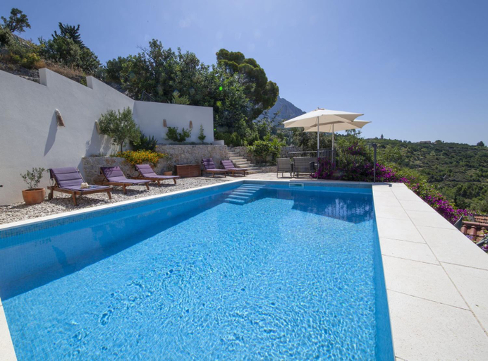 Sport & Beauty 2, Villa in Podgora with Pool near Beach, Podgora