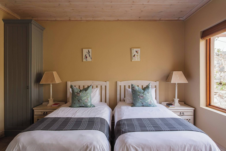 Room 3, Barton Blue Crane Near Hermanus Pool & Hot Tub, Overberg