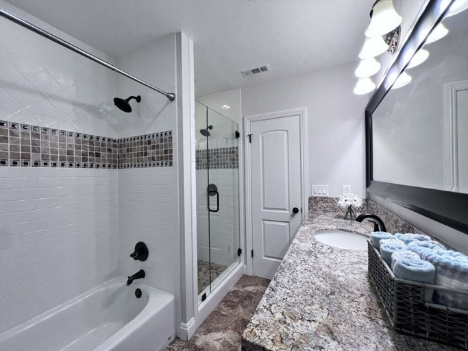 Bathroom 3, Spectacular 5 Bedroom, 4 Bath Pool Home Near Disney, Orange