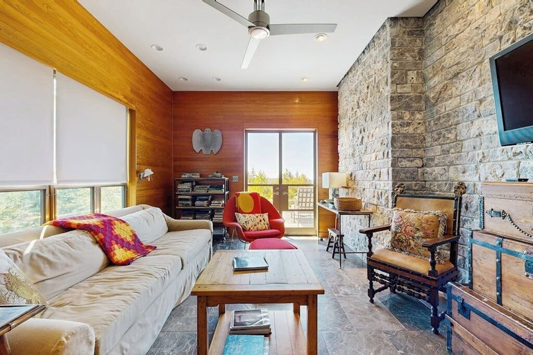 Living area 5, Stylish Coastal Retreat w/ Spacious Layout & Access to the St. George Peninsula, Knox