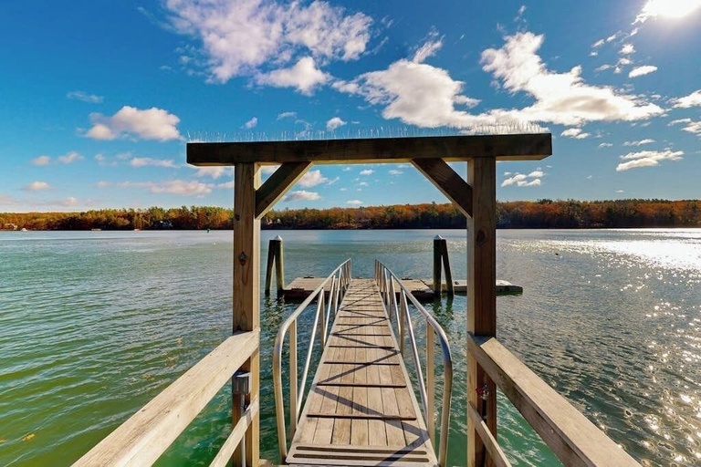 Lake 3, Charming Riverfront Home With Cozy Interiors, Dock, and Scenic Deck Views, Lincoln