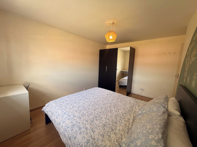 Room 2, Leeds Tranquil Retreat With 3 Bedrooms, Leeds