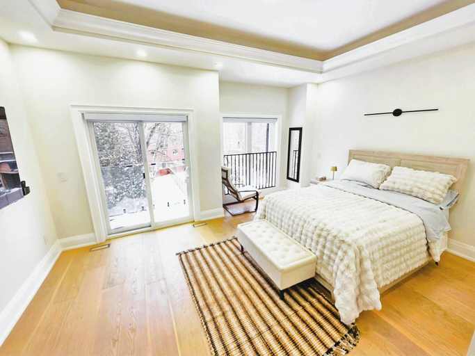 Room 4, Luxury 4 Bedroom Home Near Downtown With Free Parking, Toronto