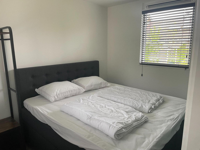 Bedroom, Chalet by Water in Idskenhuizen Recreation Park, Skarsterlân
