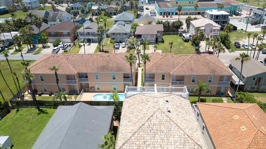 Exterior 2, 2br Pool, 200 Steps To Beach, High Ceilings Spi 2 Bedroom Apts, Cameron
