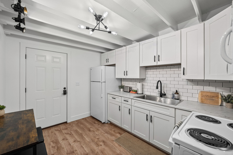 Private kitchen 2, Beautiful 2bd/1ba Above Craft Coffee Shop, Downtown, by Apsu, Montgomery