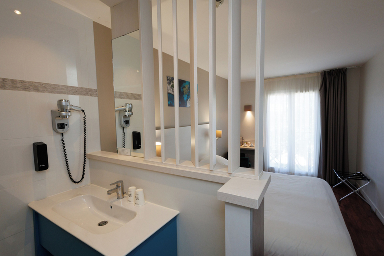 Bathroom 4, The Originals Boutique, Hôtel Cassitel, Cassis Port, Bouches-du-Rhône