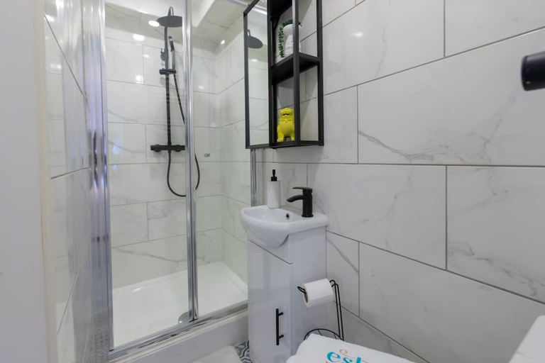 Room 5, Stylish 5bed 5 Bath House On Street Parking Garden, Coventry