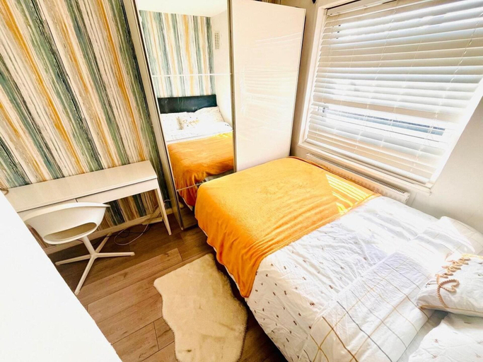 Room 5, Apartment Sleeps 6 With Parking, London