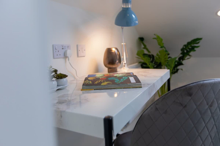 Room 3, Stylish 5bed 5 Bath House On Street Parking Garden, Coventry