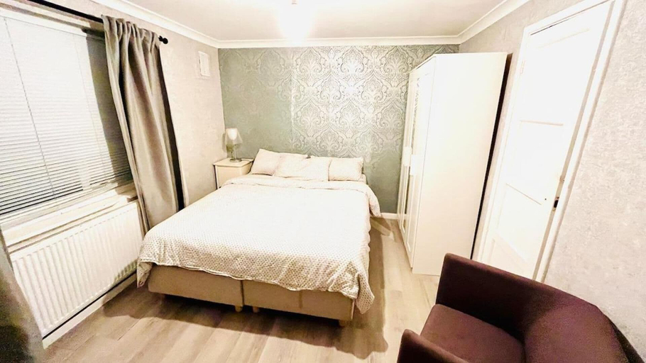 Room 4, Apartment Sleeps 6 With Parking, London