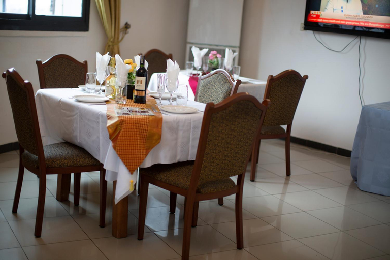 Food & Drinks 5, Residence Le Carat, Wouri