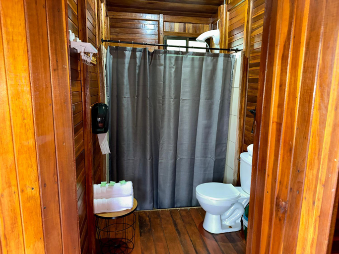 Bathroom, Cabanas Los Laguitos Rio Celeste, Guatuso