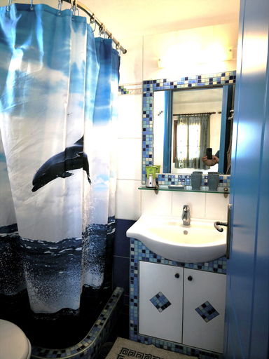 Bathroom, Ammoudia Studios, South Aegean