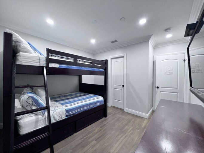 Bedroom 2, Spectacular 5 Bedroom, 4 Bath Pool Home Near Disney, Orange
