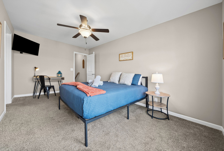 Room 2, Cottage With Community Pool, Montgomery