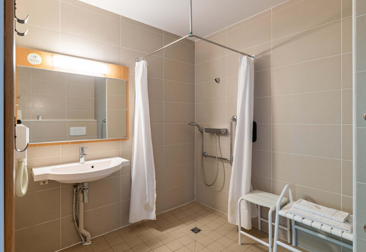 Bathroom 4, B&B HOTEL Lyon Eurexpo Chassieu, Rhône