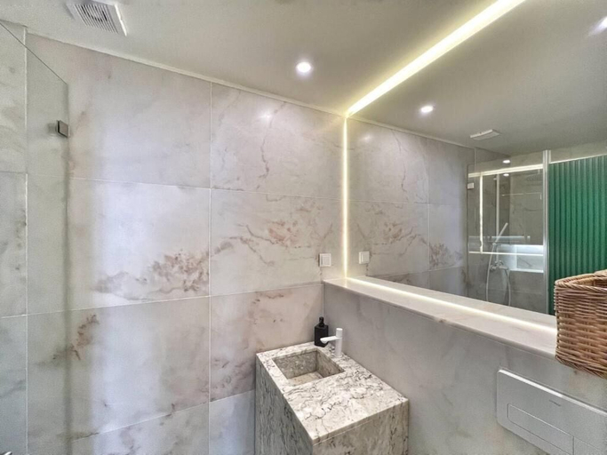 Bathroom 3, AZZULEA Rossio Apartments, Lisbon