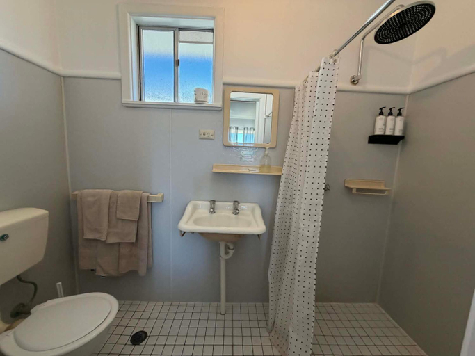 Bathroom, Motel Bombala, Bombala