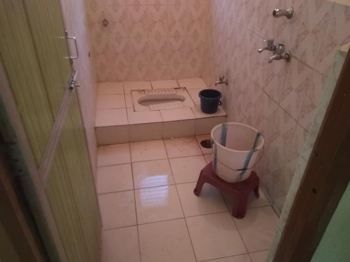 Bathroom 5, Shraddha Lodge, Ratnagiri