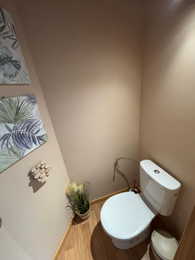 Bathroom, Au petit nid Froissart, Hainaut