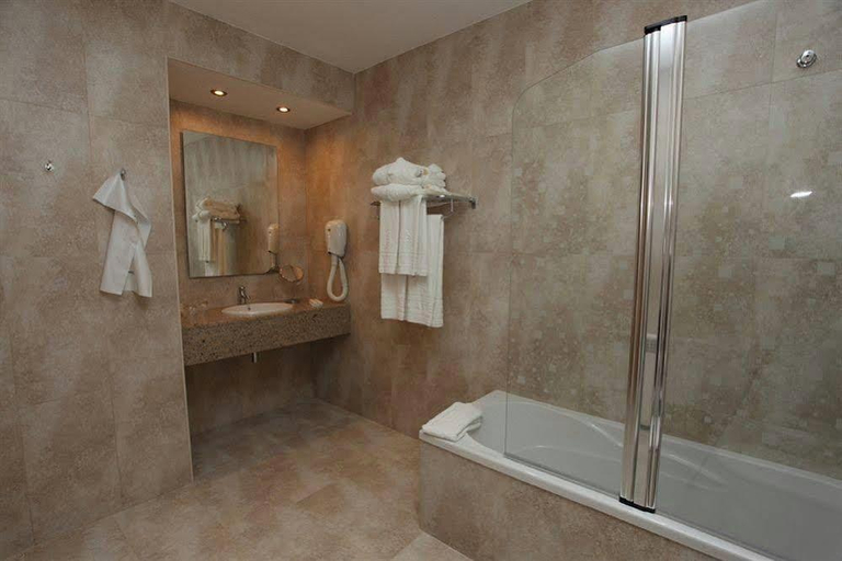 Bathroom 4, INATEL Manteigas Hotel, Manteigas
