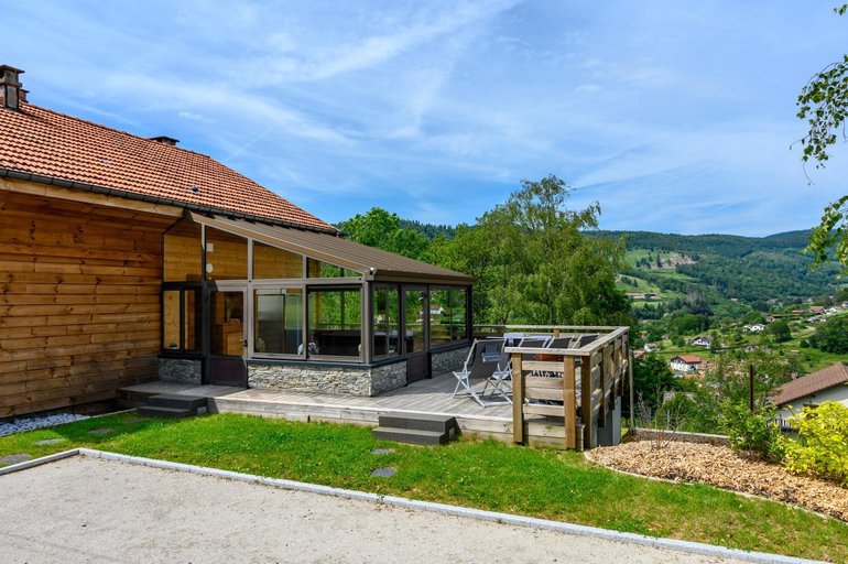 Exterior & Views