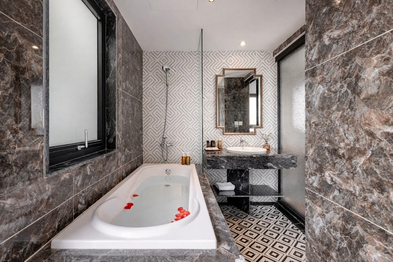 Bathroom 3, Eli Rina Hotel, Đống Đa
